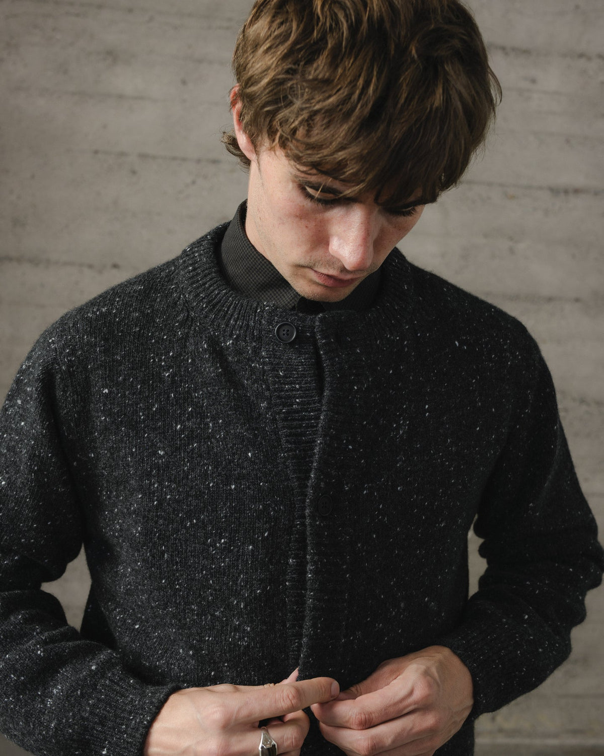 evan kinori - CREWNECK CARDIGAN WOOL/CASHMERE TWEED - BLACK